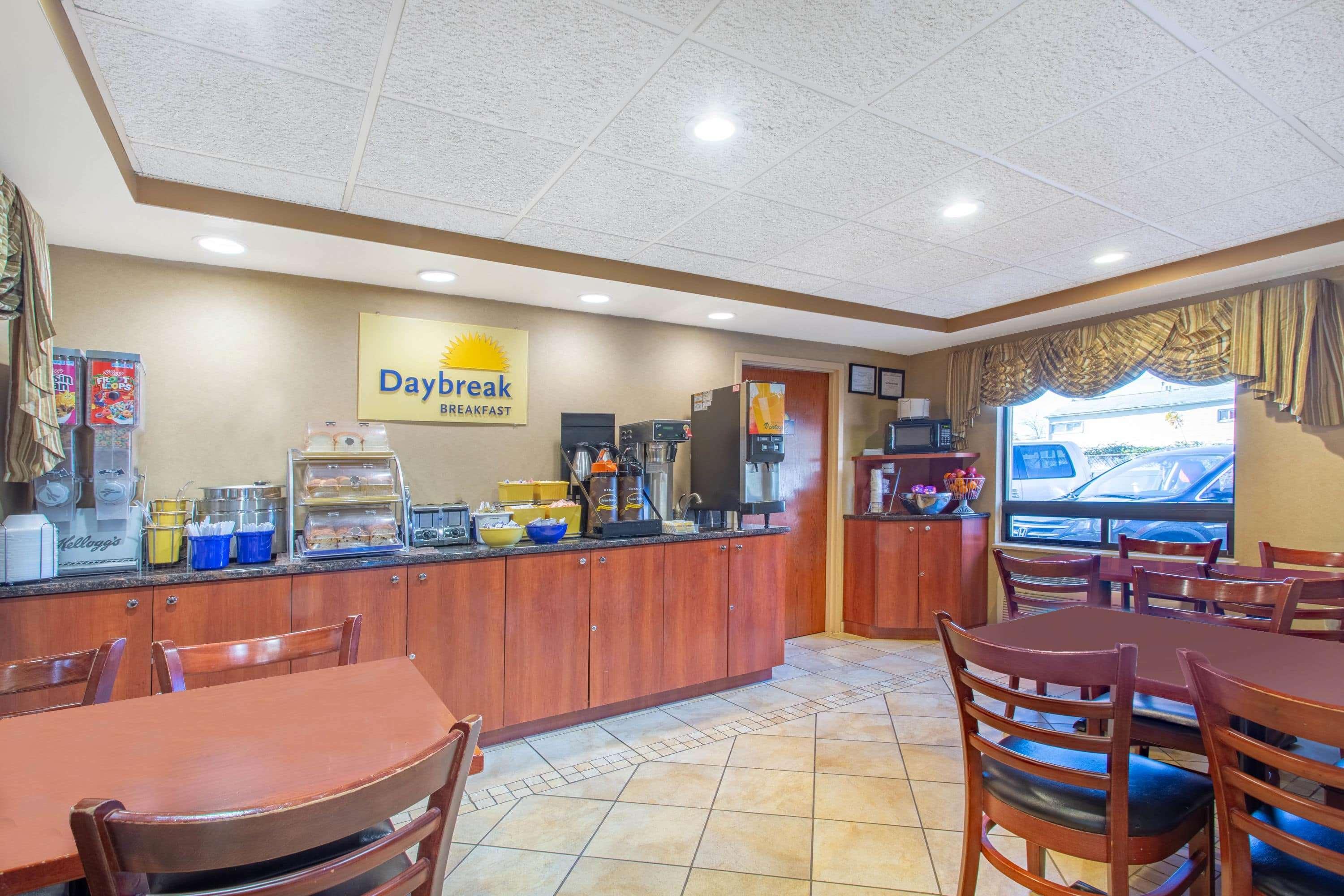 Econo Lodge Woodbridge Iselin Exterior photo