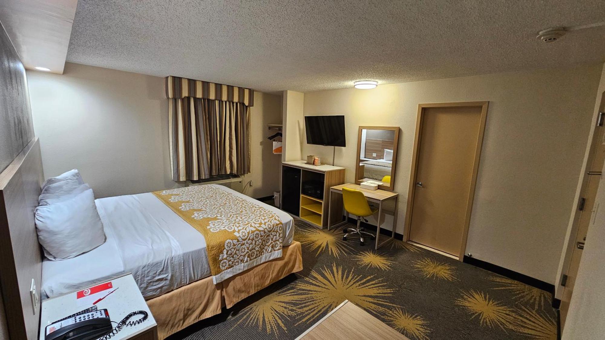 Econo Lodge Woodbridge Iselin Exterior photo