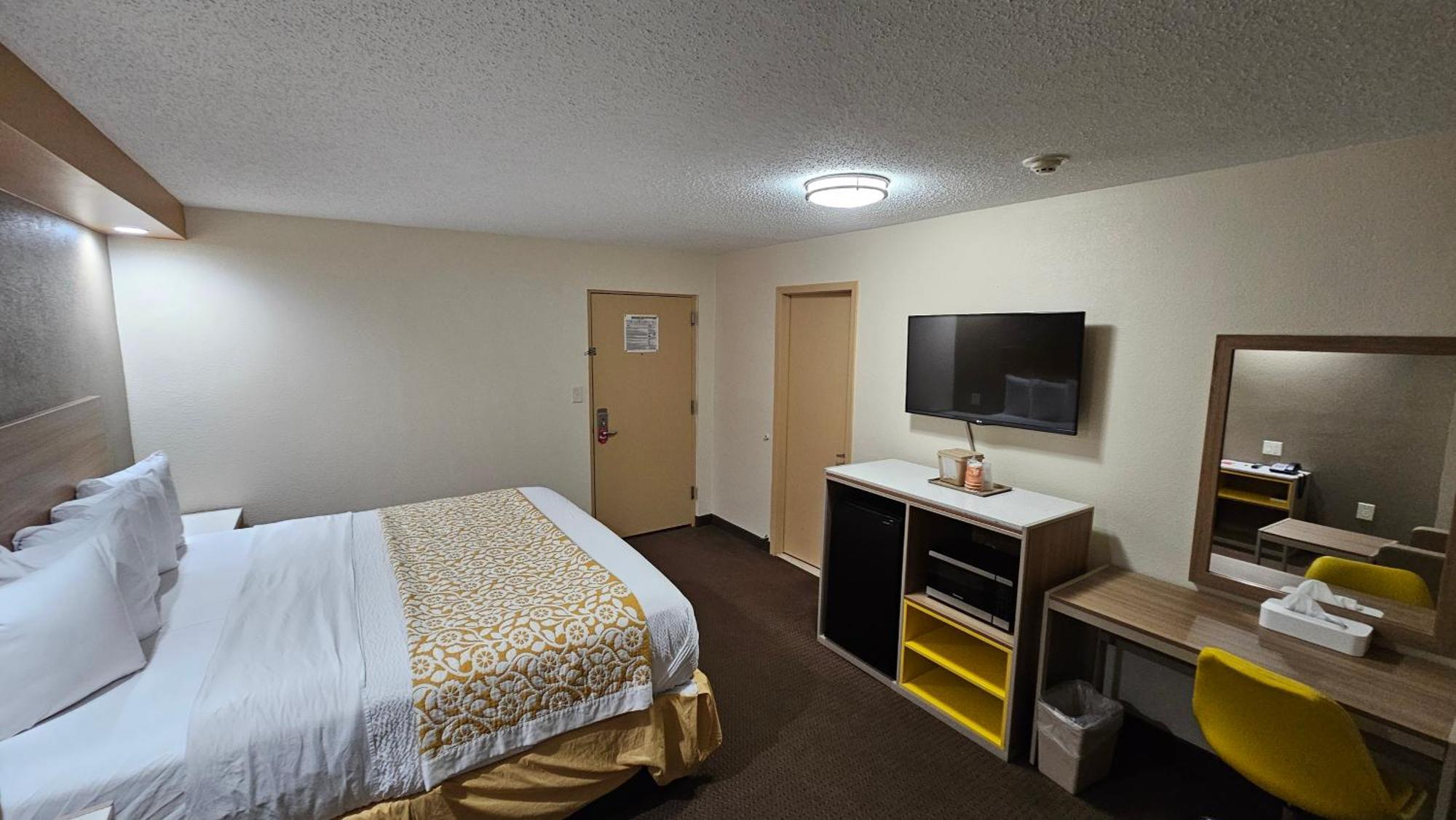 Econo Lodge Woodbridge Iselin Exterior photo