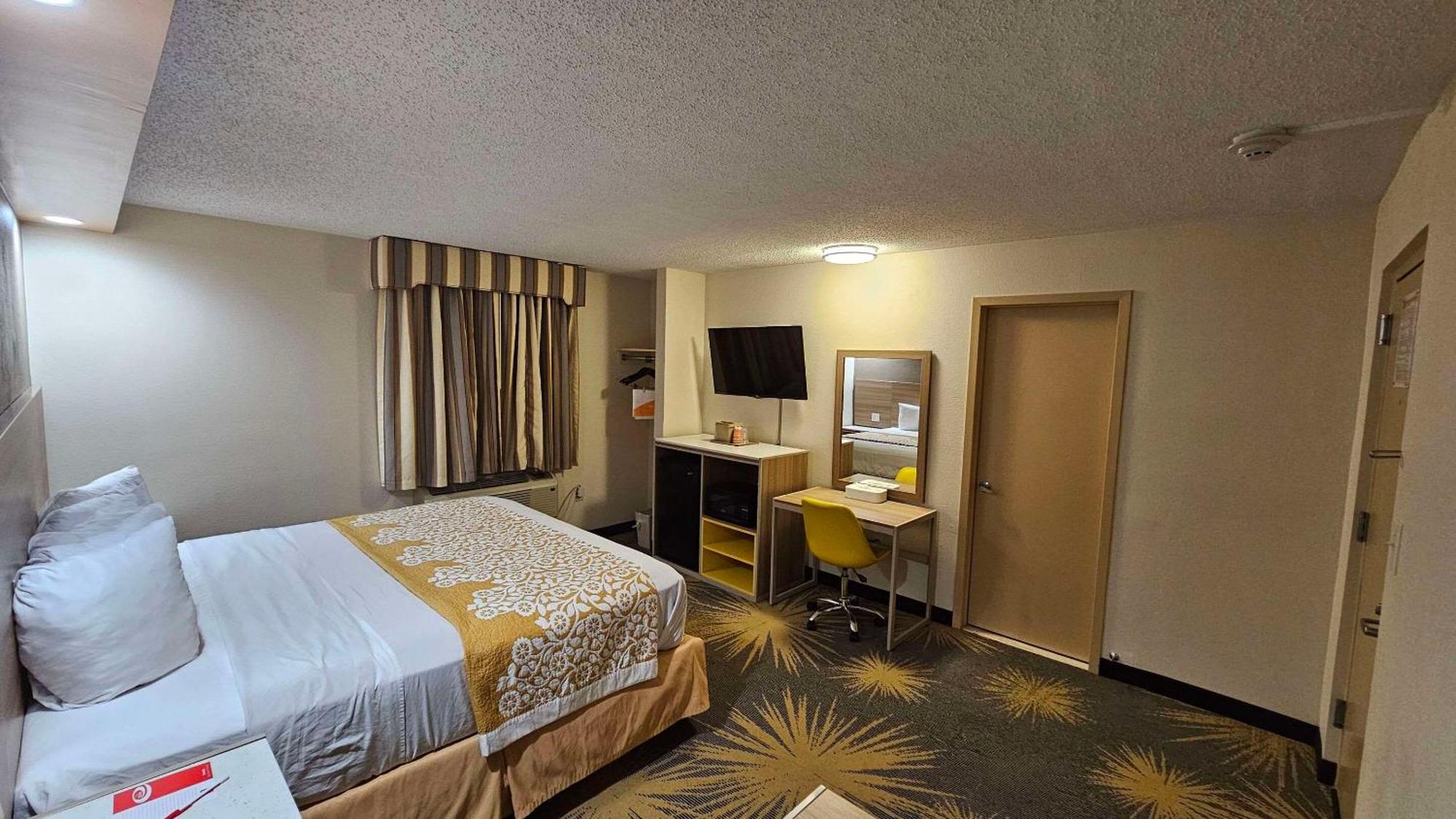 Econo Lodge Woodbridge Iselin Exterior photo