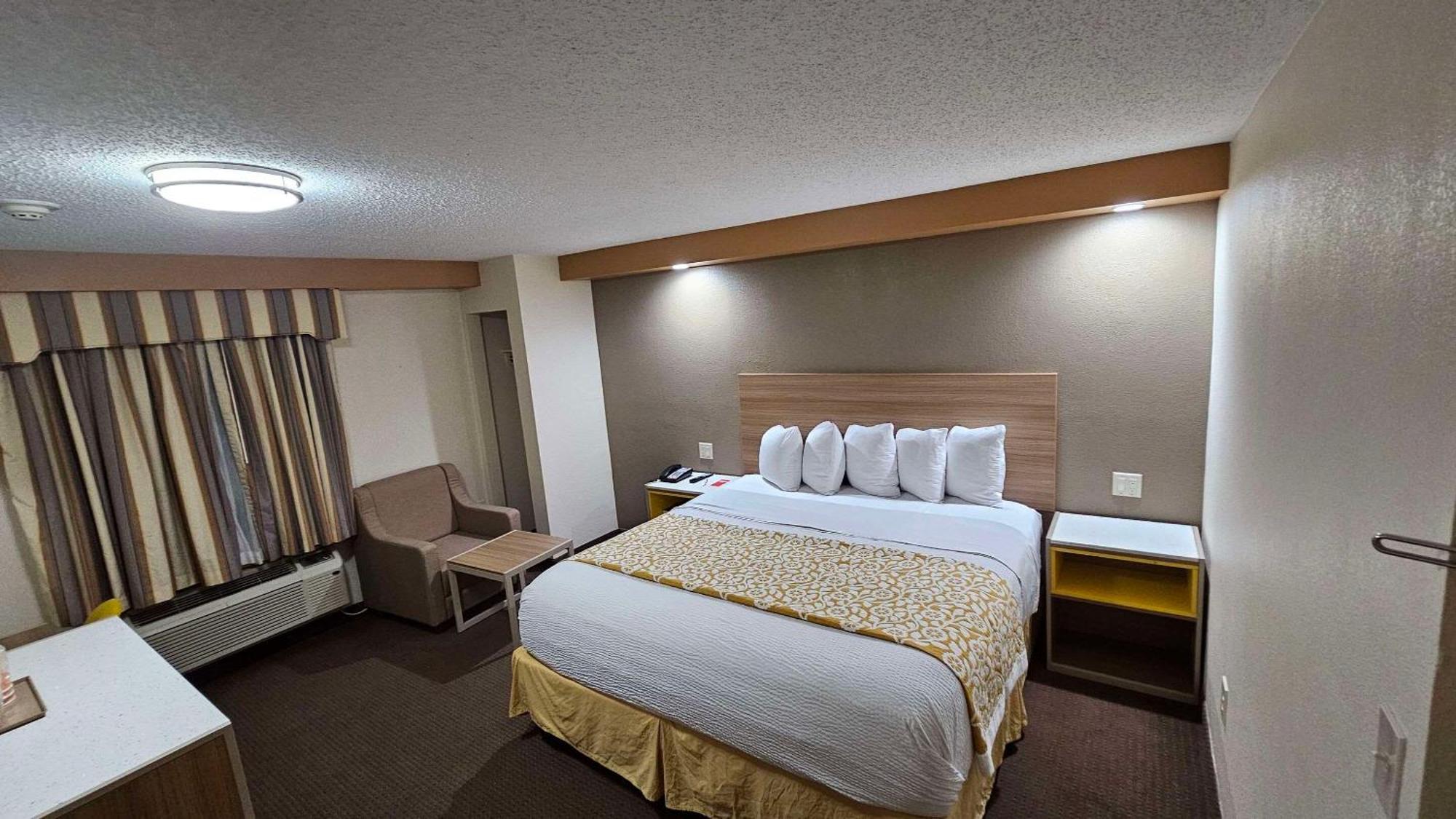 Econo Lodge Woodbridge Iselin Exterior photo
