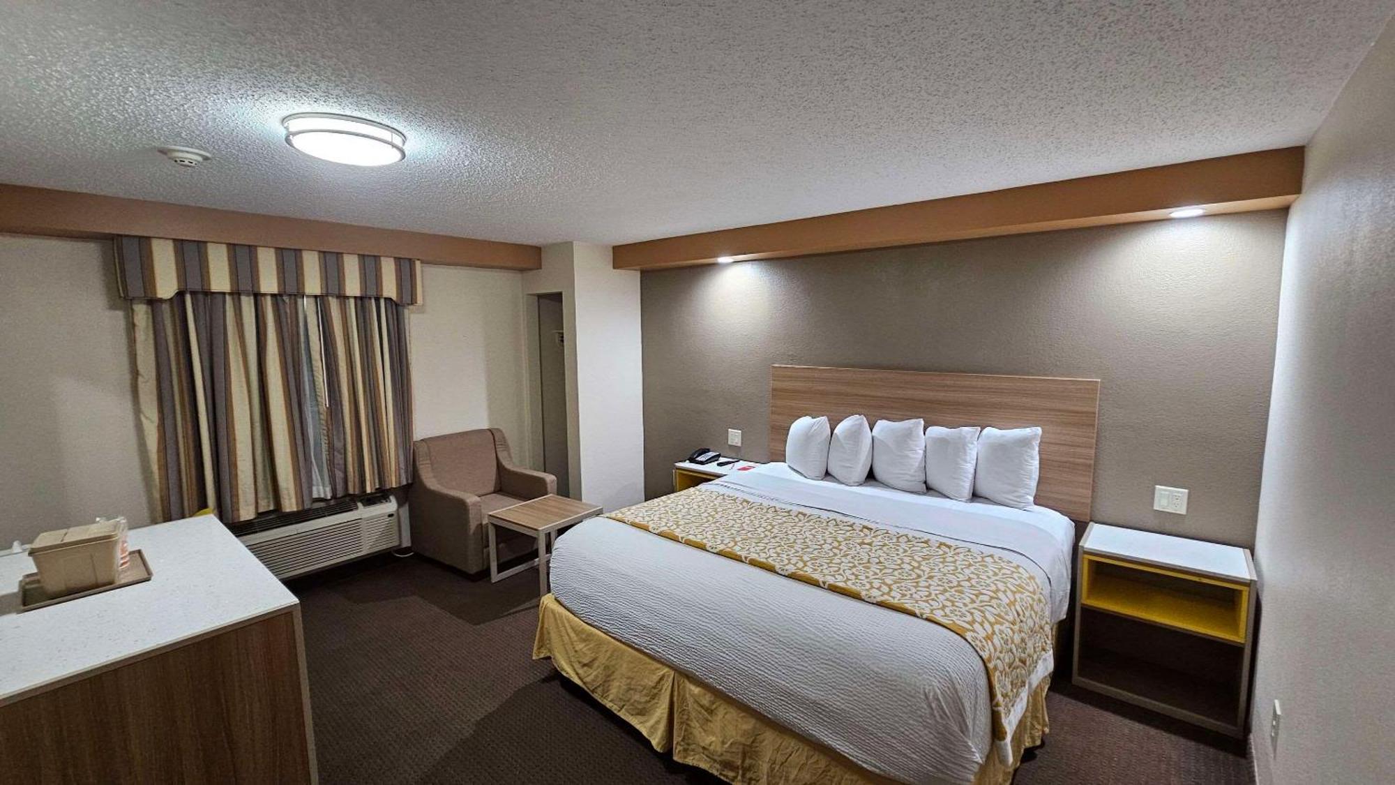 Econo Lodge Woodbridge Iselin Exterior photo