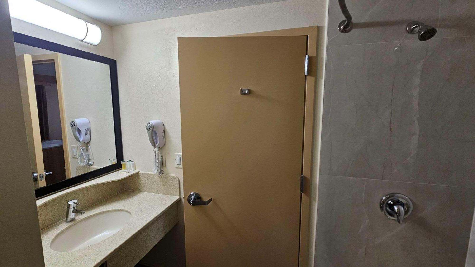 Econo Lodge Woodbridge Iselin Exterior photo