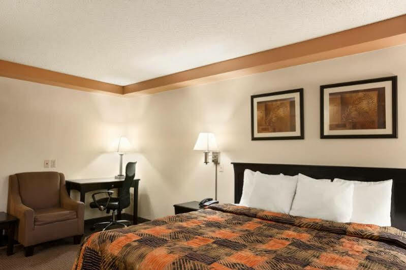 Econo Lodge Woodbridge Iselin Exterior photo